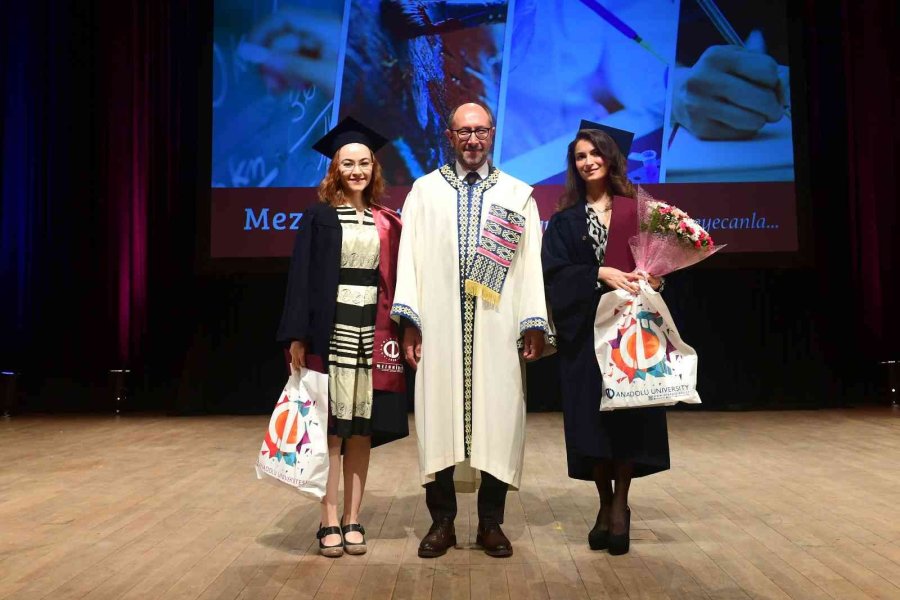 Anadolu Üniversitesi Lisansüstü Mezunlarını Uğurladı