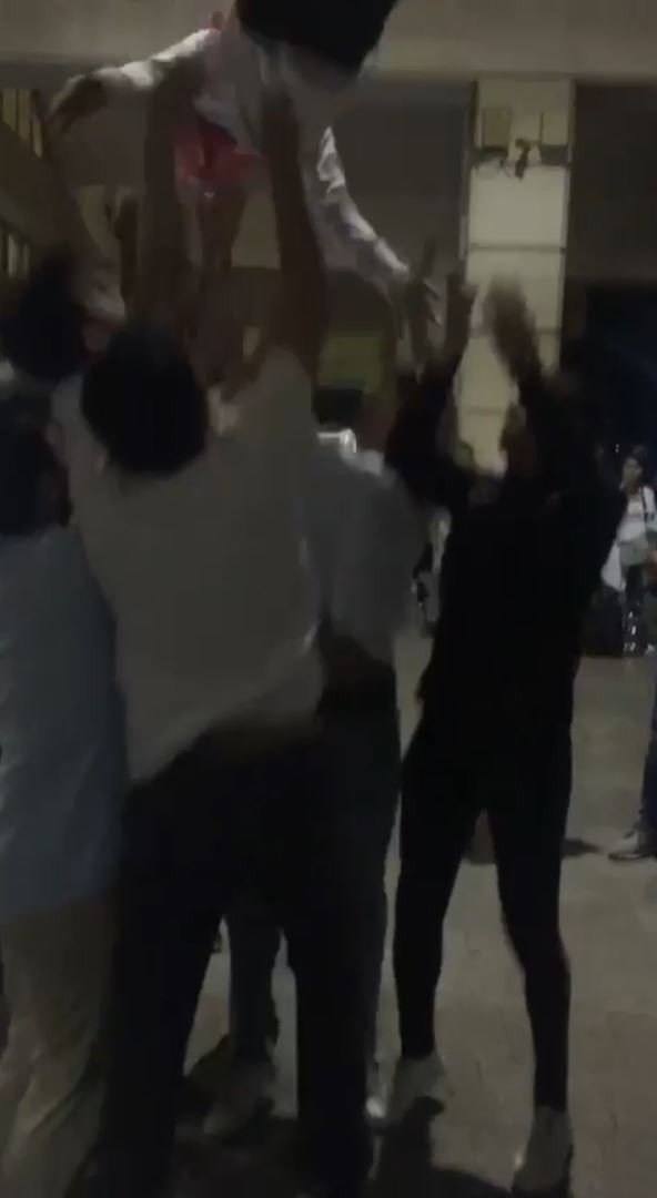 Omuzlarına Alıp Havaya Fırlattıkları Asker Adayını Yere Düşürdüler