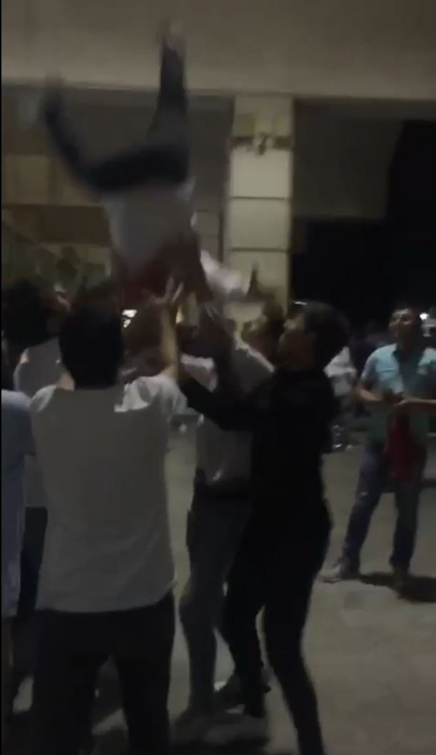 Omuzlarına Alıp Havaya Fırlattıkları Asker Adayını Yere Düşürdüler