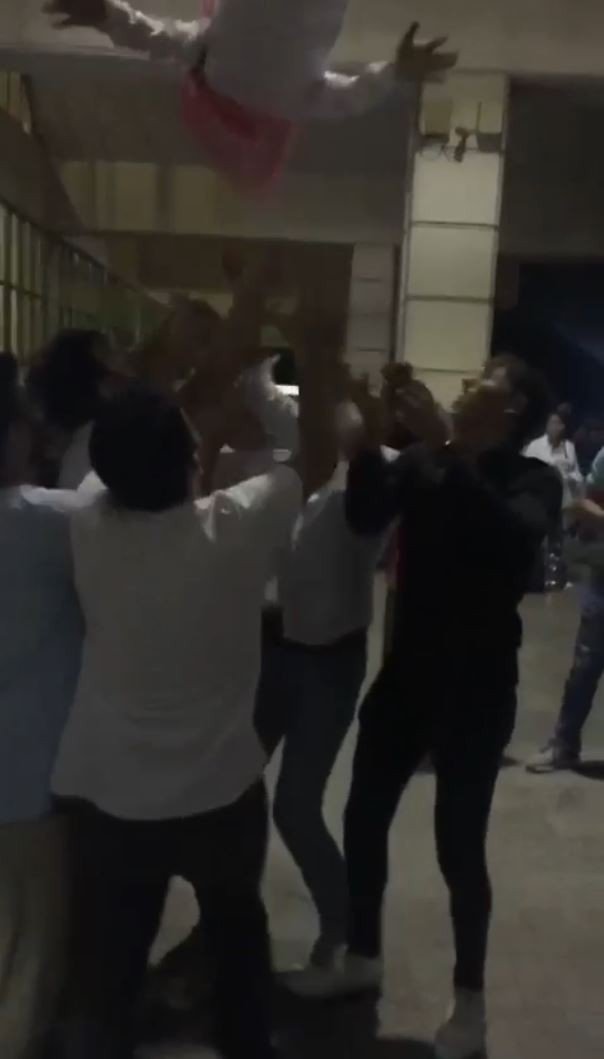 Omuzlarına Alıp Havaya Fırlattıkları Asker Adayını Yere Düşürdüler