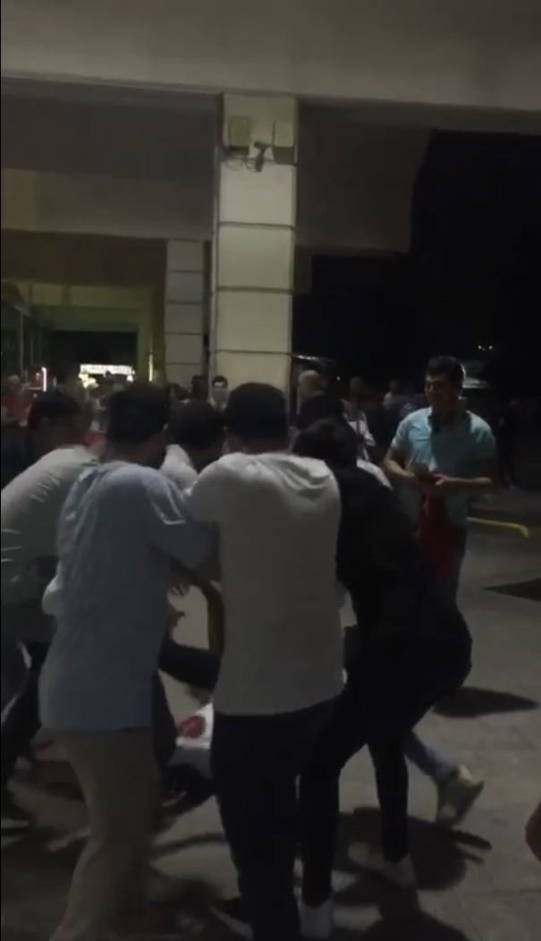 Omuzlarına Alıp Havaya Fırlattıkları Asker Adayını Yere Düşürdüler