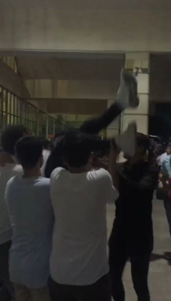 Omuzlarına Alıp Havaya Fırlattıkları Asker Adayını Yere Düşürdüler