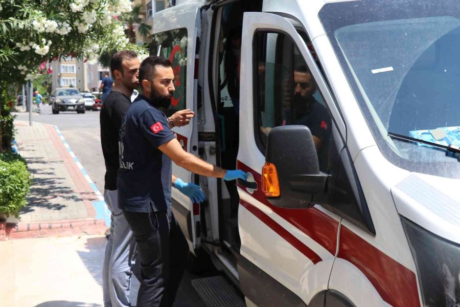 Havuz Başında Ayağı Kayan Turist Yaralandı