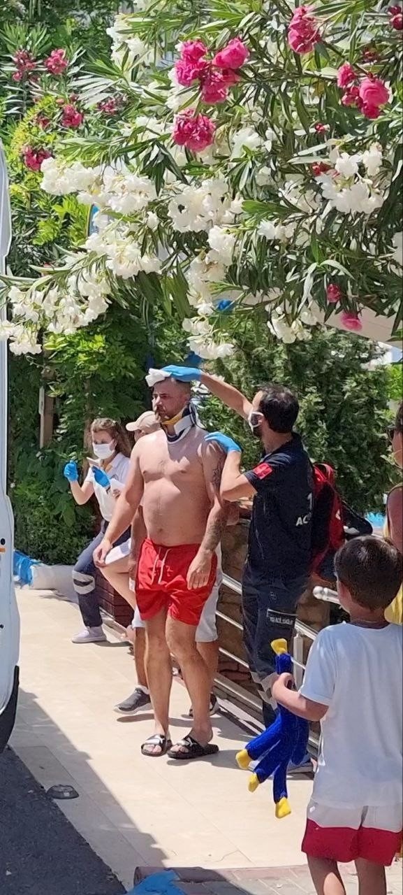 Havuz Başında Ayağı Kayan Turist Yaralandı