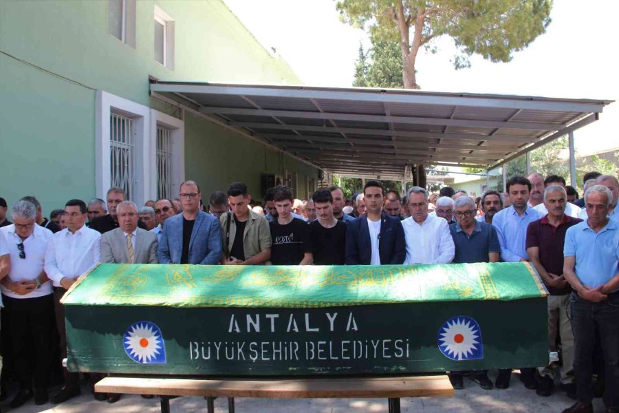 Park Halindeki Aracını Temizlerken Otomobilin Çarptığı Taksiciden Acı Haber Geldi