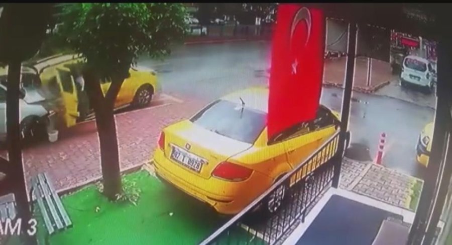 Park Halindeki Aracını Temizlerken Otomobilin Çarptığı Taksiciden Acı Haber Geldi