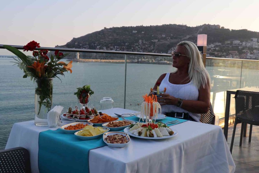 Danimarkalı Sosyal Medya Fenomeni Hemşire, Tanıştığı Taksici Sayesinde Alanya Aşığı Oldu