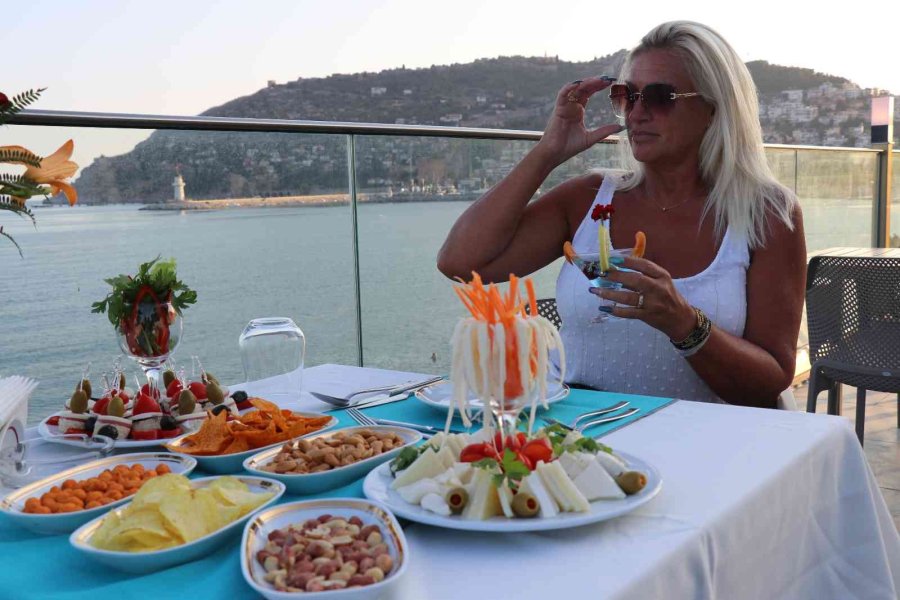 Danimarkalı Sosyal Medya Fenomeni Hemşire, Tanıştığı Taksici Sayesinde Alanya Aşığı Oldu