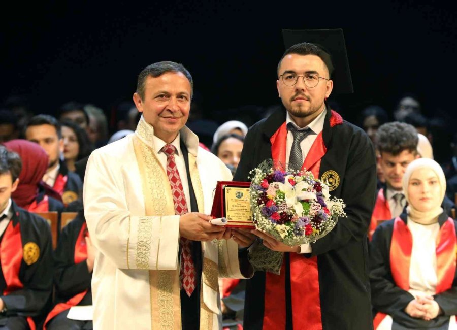 Erü Tıp Fakültesi 48. Dönem Mezunlarını Verdi