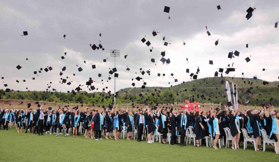 Esogü’de Mezuniyet Sevinci Sürüyor