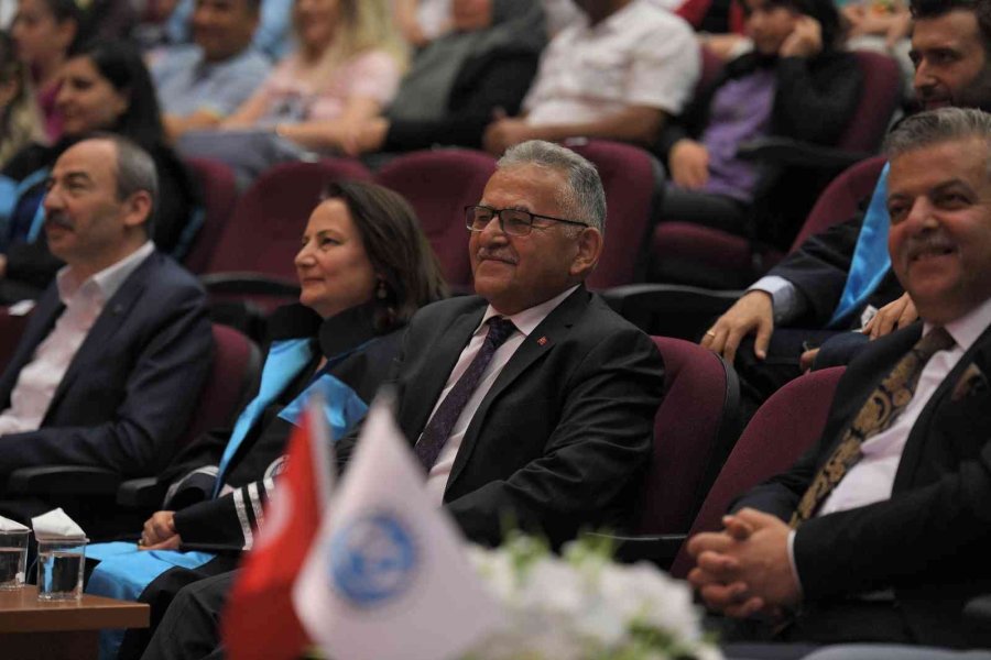 Başkan Büyükkılıç, İlk Mezunların Heyecanına Ortak Oldu