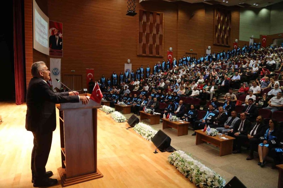 Başkan Büyükkılıç, İlk Mezunların Heyecanına Ortak Oldu