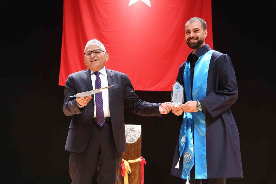 Başkan Büyükkılıç, İlk Mezunların Heyecanına Ortak Oldu