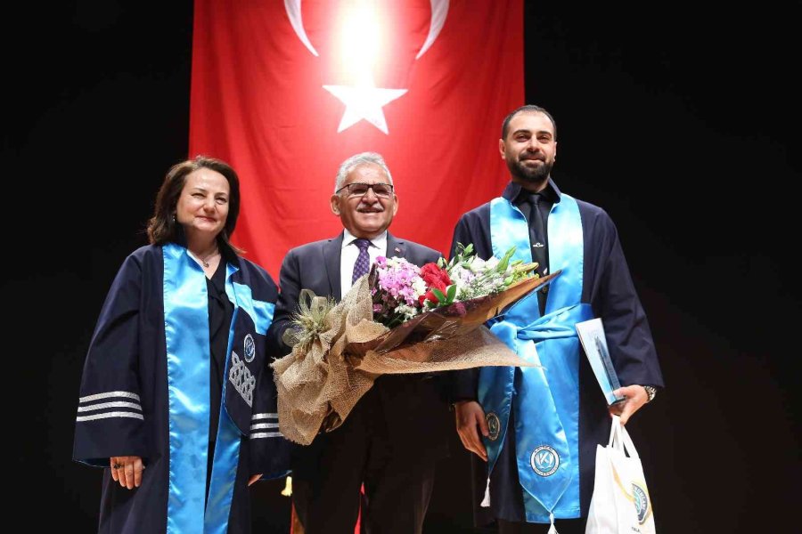 Başkan Büyükkılıç, İlk Mezunların Heyecanına Ortak Oldu