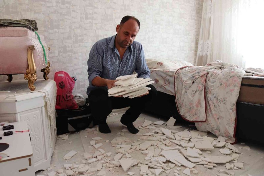 Evleri Başlarına Yıkıldı, O Anlar Kameraya Yansıdı