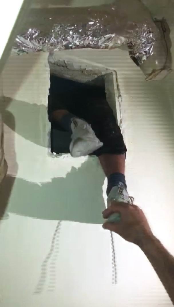 Aranan Şahsı Havalandırma Boşluğunda Yakalayan Polis: "hadi Gel, Çok Terlemişsin Orada"