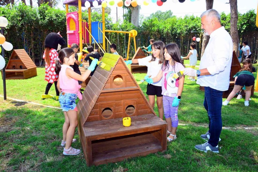 Küçük Eller Kedi Evlerini Boyadı