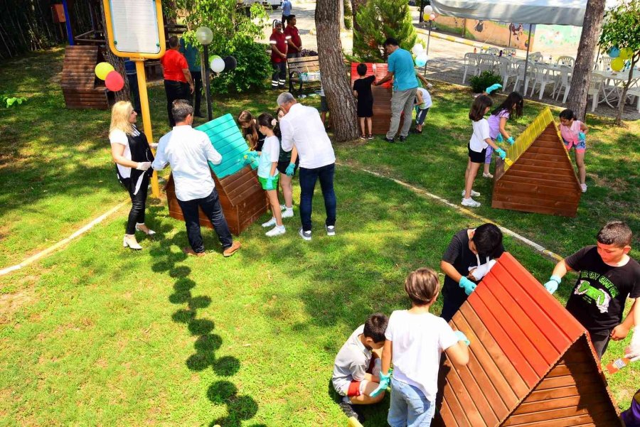 Küçük Eller Kedi Evlerini Boyadı