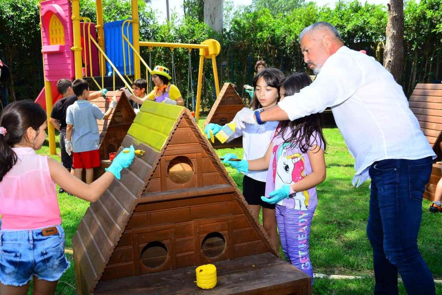 Küçük Eller Kedi Evlerini Boyadı