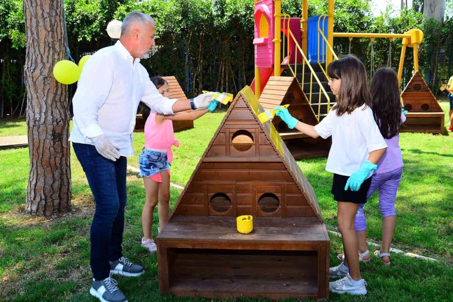 Küçük Eller Kedi Evlerini Boyadı