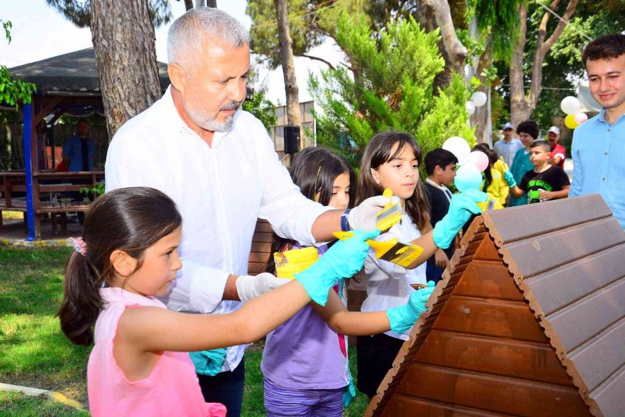 Küçük Eller Kedi Evlerini Boyadı