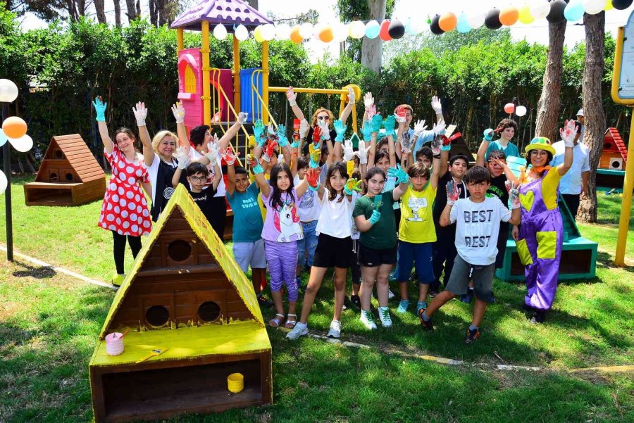 Küçük Eller Kedi Evlerini Boyadı