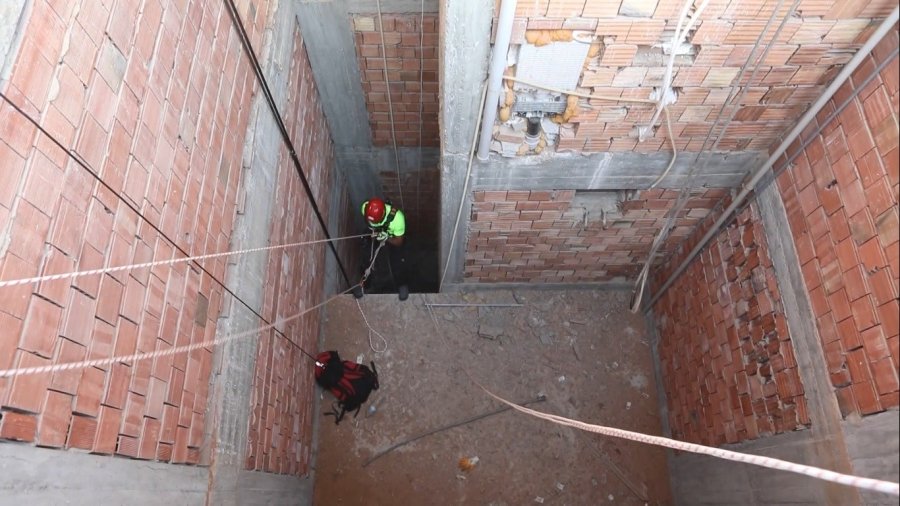 15 Metrelik Apartman Boşluğuna Düşen Kediyi Kurtarma Operasyonu