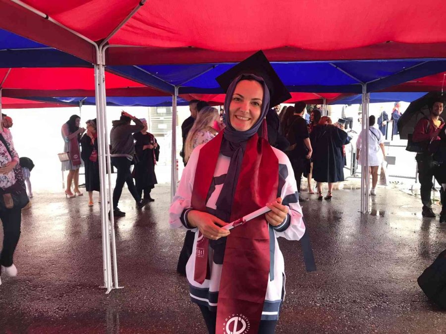 Açıköğretim Fakültesi Farklı Hikayelerle Birçok Mezun Verdi