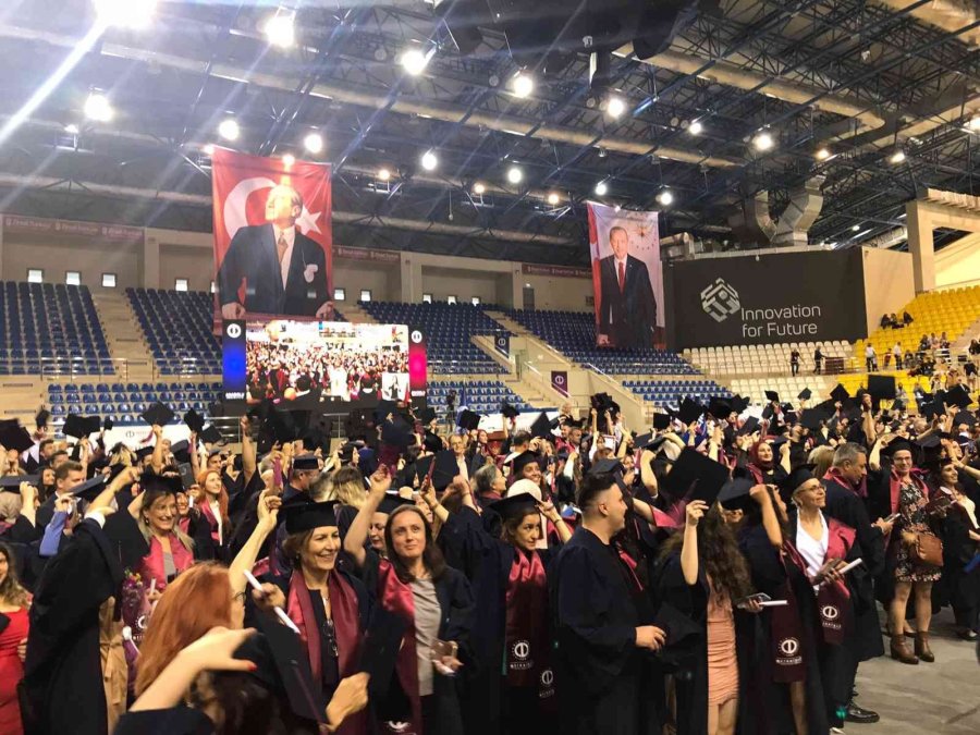 Açıköğretim Fakültesi Farklı Hikayelerle Birçok Mezun Verdi