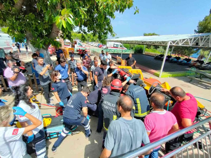 Antalya’da Lunaparkta Salıncak Platformdan Çıktı, 3 Çocuk Yaralandı