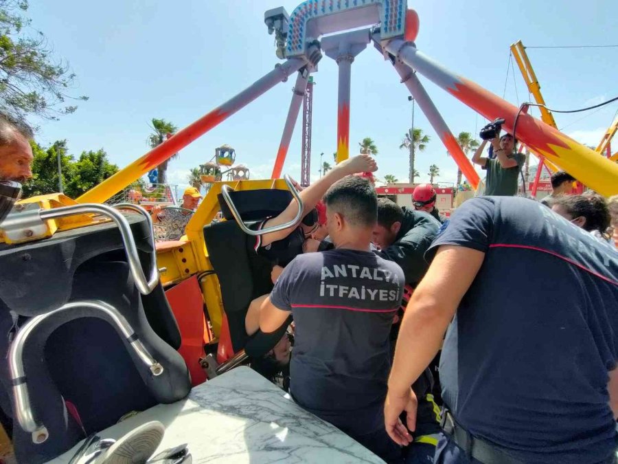 Antalya’da Lunaparkta Salıncak Platformdan Çıktı, 3 Çocuk Yaralandı