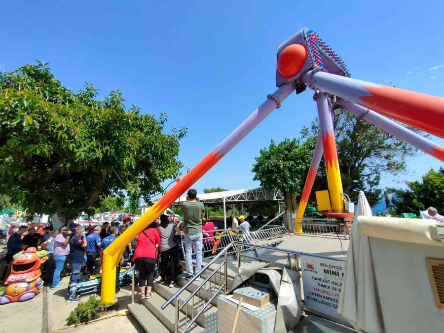 Antalya’da Lunaparkta Salıncak Platformdan Çıktı, 3 Çocuk Yaralandı