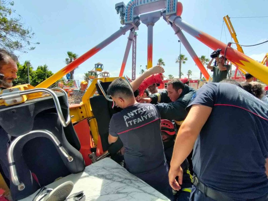 Antalya’da Lunaparkta Salıncak Platformdan Çıktı, 3 Çocuk Yaralandı