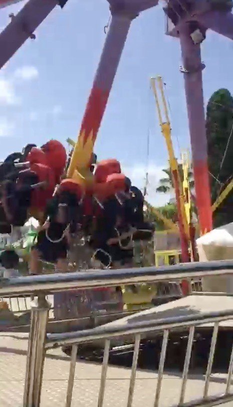 Antalya’da Lunaparktaki Salıncağın Platformdan Çıktığı Anlar Cep Telefonu Kamerasında