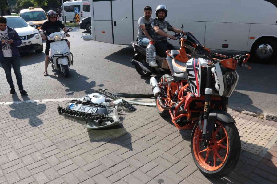 Takip Mesafesini Korumayan Motosiklet Kaza Yapan Araçlara Çarptı