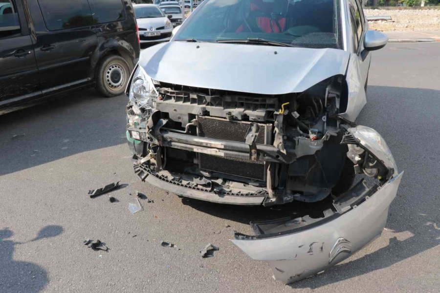 Takip Mesafesini Korumayan Motosiklet Kaza Yapan Araçlara Çarptı