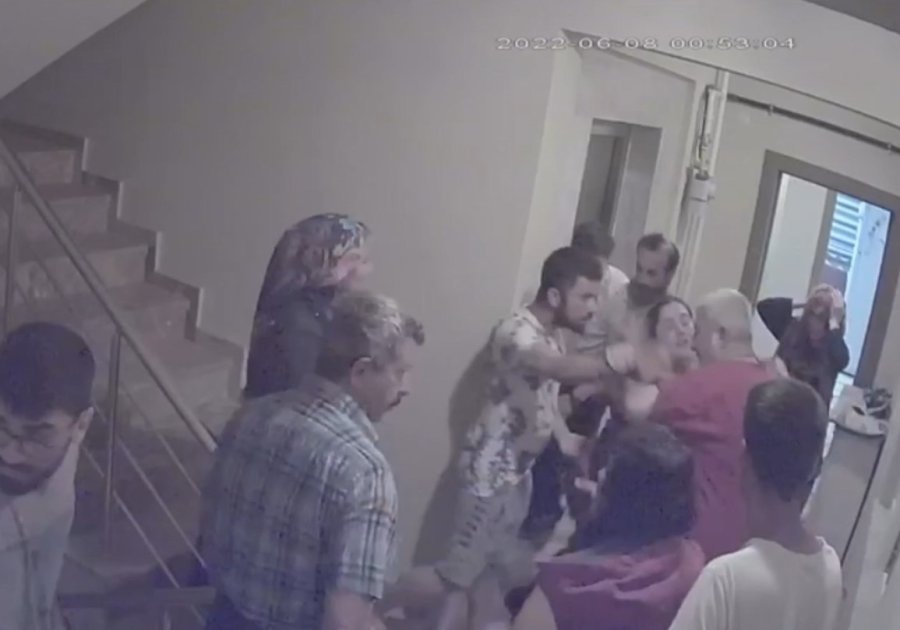 Komşu Kavgasını Ayırayım Derken Başına Gelmeyen Kalmadı