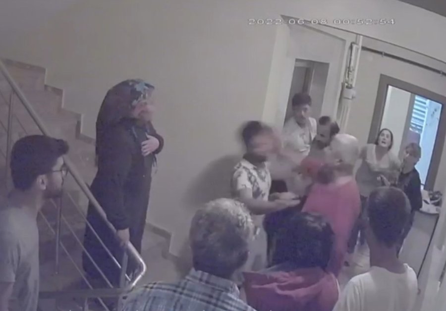 Komşu Kavgasını Ayırayım Derken Başına Gelmeyen Kalmadı