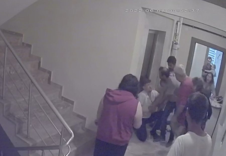 Komşu Kavgasını Ayırayım Derken Başına Gelmeyen Kalmadı