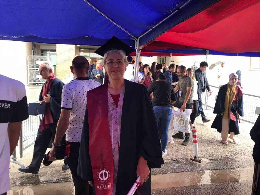 Açıköğretim Fakültesi Farklı Hikayelerle Birçok Mezun Verdi