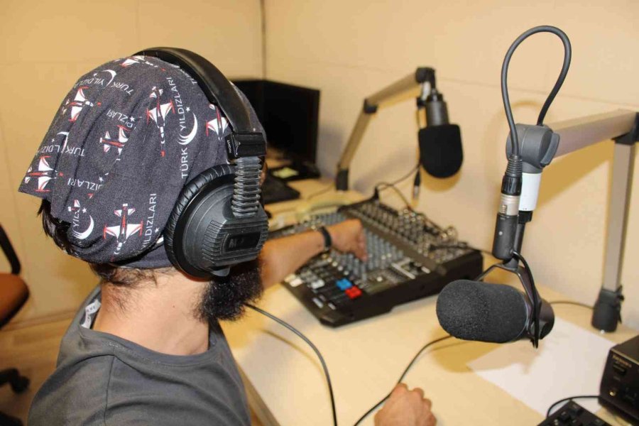 Blues Hikayeleri Müzikseverleri Radyo A Başına Topluyor