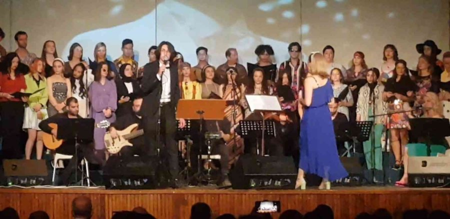 Eskişehir Toki Şehit İkram Cirit Anadolu Lisesi’nin ‘unutulmayan Şarkılar’ Konseri İlgi Gördü