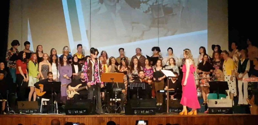 Eskişehir Toki Şehit İkram Cirit Anadolu Lisesi’nin ‘unutulmayan Şarkılar’ Konseri İlgi Gördü