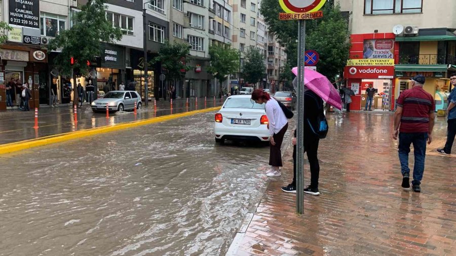 Eskişehir’de Sağanak Yağış Hayatı Felç Etti