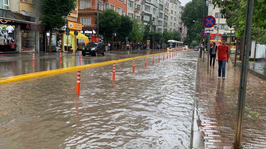 Eskişehir’de Sağanak Yağış Hayatı Felç Etti