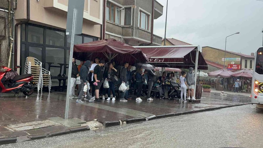 Eskişehir’de Sağanak Yağış Hayatı Felç Etti
