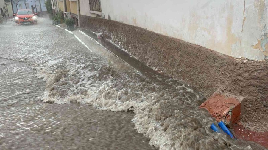 Eskişehir’de Sağanak Yağış Hayatı Felç Etti