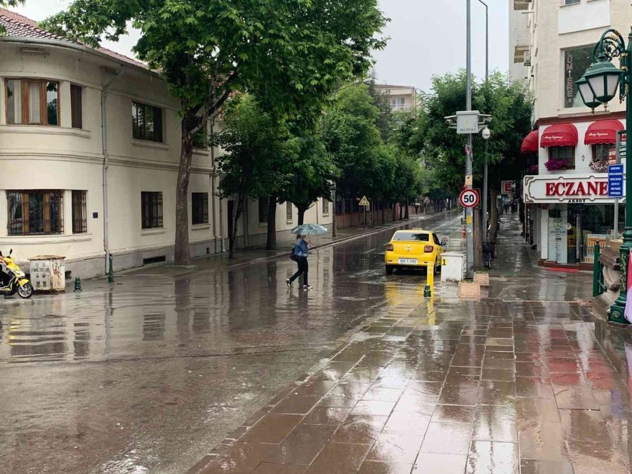 Eskişehir Güne Yağmurla Başladı