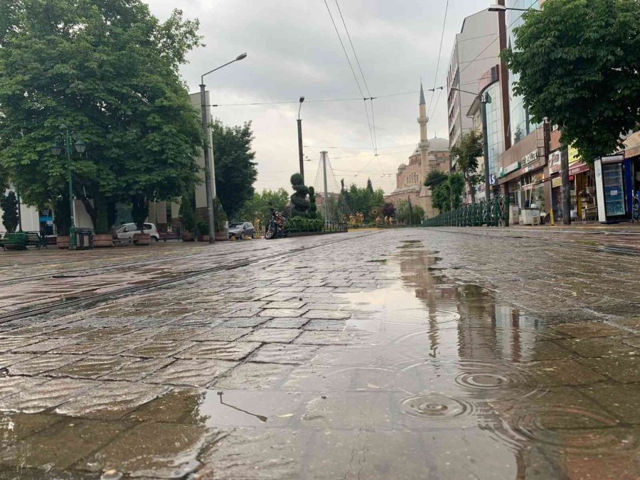 Eskişehir Güne Yağmurla Başladı