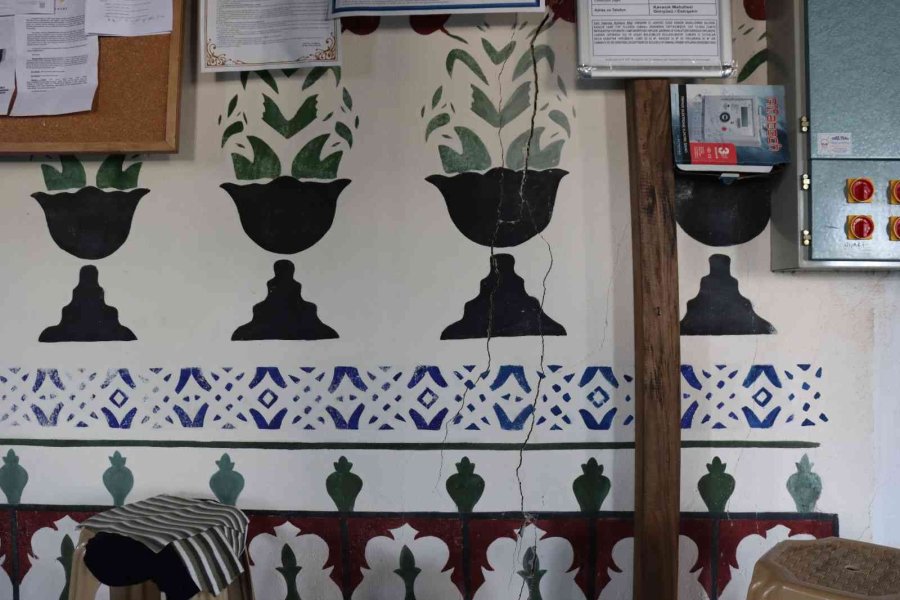 Tarihi Camii Restorasyon Bekliyor.